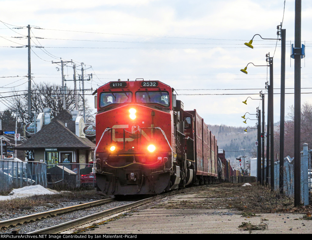 CN 2532 leads 402 in-front of Rimouski station